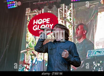 Liverpool, Merseyside, England. 17. Juni 2017. DANNY MCNAMARA Lead Sänger der britischen Indie-Band "umarmen" ill-fated, Hope and Glory Festival, Liverpool Credit: Andy Von Pip/ZUMA Draht/Alamy Live News Stockfoto