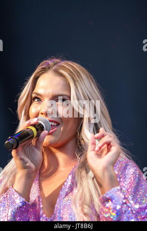 Brighton, UK. 5. August 2017. UK-Sängerin LOUISA JOHNSON, X-Factor-Gewinner 2015, auf der Hauptbühne am Brighton Gay Pride 2017 Vorformen. Bildnachweis: Matt Duckett/ImagesLive/ZUMA Draht/Alamy Live-Nachrichten Stockfoto