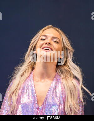 Brighton, UK. 5. August 2017. UK-Sängerin LOUISA JOHNSON, X-Factor-Gewinner 2015, auf der Hauptbühne am Brighton Gay Pride 2017 Vorformen. Bildnachweis: Matt Duckett/ImagesLive/ZUMA Draht/Alamy Live-Nachrichten Stockfoto