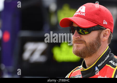 6. August 2017: Monster Energy NASCAR Cup Series Treiber Dale Earnhardt Jr. #88 steht mit seinem Auto unterwegs Grube vor dem qualifying für das Monster Energy NASCAR Cup Serie ich liebe NY 355 in The Glen Sonntag, 6. August 2017 in Watkins Glen International in Watkins Glen, New York. Rich Barnes/CSM Stockfoto