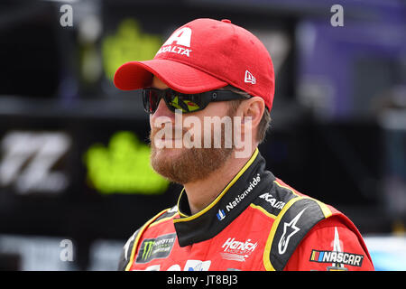 6. August 2017: Monster Energy NASCAR Cup Series Treiber Dale Earnhardt Jr. #88 steht mit seinem Auto unterwegs Grube vor dem qualifying für das Monster Energy NASCAR Cup Serie ich liebe NY 355 in The Glen Sonntag, 6. August 2017 in Watkins Glen International in Watkins Glen, New York. Rich Barnes/CSM Stockfoto