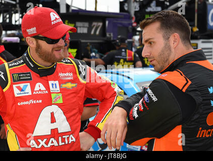 6. August 2017: Monster Energy NASCAR Cup Series Treiber Dale Earnhardt Jr. #88 spricht mit Monster Energy NASCAR Cup Series unterwegs Matt DiBenedetto #32 Grube vor dem qualifying für das Monster Energy NASCAR Cup Serie ich liebe NY 355 in The Glen Sonntag, 6. August 2017 in Watkins Glen International in Watkins Glen, New York. Rich Barnes/CSM Stockfoto