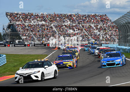 6. August 2017: Pace-Car führt das Feld rund um die Strecke vor dem Start der Monster Energy NASCAR Cup Serie I Love NY 355 bei The Glen auf Sonntag, 6. August 2017 in Watkins Glen International in Watkins Glen, New York. Rich Barnes/CSM Stockfoto