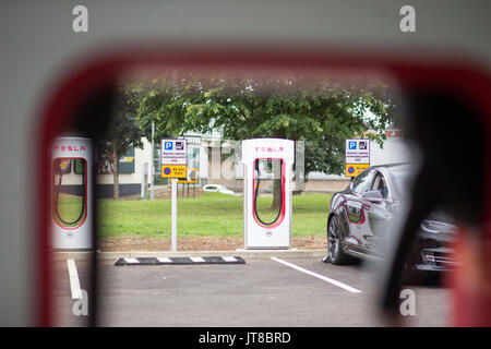 Newport Pagnell, UK. 7 Aug, 2017. Tesla Electric Car Ladegeräte neu in Newport Pagnell Services installiert, in der Nähe von Milton Keynes, UK warten auf Kunden in ihre Autos wie den Umstieg auf Elektroautos beschleunigt zu stopfen. Tesla Motors ist ein Unternehmen mit Sitz in Palo Alto, Kalifornien, das elektrische Autos. Es wurde im Jahr 2003 begonnen. Credit: Windmühle Bilder/Alamy leben Nachrichten Stockfoto