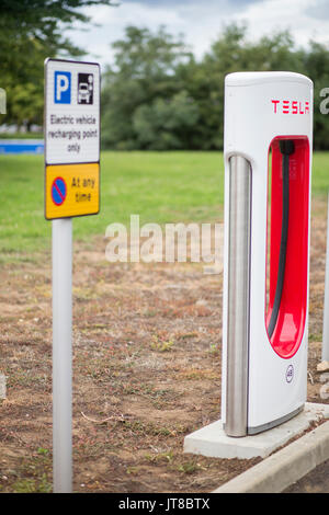 Newport Pagnell, UK. 7 Aug, 2017. Tesla Electric Car Ladegeräte neu in Newport Pagnell Services installiert, in der Nähe von Milton Keynes, UK warten auf Kunden in ihre Autos wie den Umstieg auf Elektroautos beschleunigt zu stopfen. Tesla Motors ist ein Unternehmen mit Sitz in Palo Alto, Kalifornien, das elektrische Autos. Es wurde im Jahr 2003 begonnen. Credit: Windmühle Bilder/Alamy leben Nachrichten Stockfoto