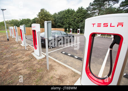 Newport Pagnell, UK. 7 Aug, 2017. Tesla Electric Car Ladegeräte neu in Newport Pagnell Services installiert, in der Nähe von Milton Keynes, UK warten auf Kunden in ihre Autos wie den Umstieg auf Elektroautos beschleunigt zu stopfen. Tesla Motors ist ein Unternehmen mit Sitz in Palo Alto, Kalifornien, das elektrische Autos. Es wurde im Jahr 2003 begonnen. Credit: Windmühle Bilder/Alamy leben Nachrichten Stockfoto