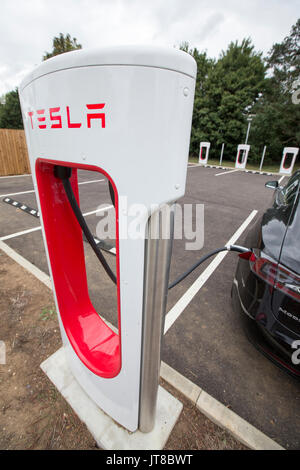 Newport Pagnell, UK. 7 Aug, 2017. Tesla Electric Car Ladegeräte neu in Newport Pagnell Services installiert, in der Nähe von Milton Keynes, UK warten auf Kunden in ihre Autos wie den Umstieg auf Elektroautos beschleunigt zu stopfen. Tesla Motors ist ein Unternehmen mit Sitz in Palo Alto, Kalifornien, das elektrische Autos. Es wurde im Jahr 2003 begonnen. Credit: Windmühle Bilder/Alamy leben Nachrichten Stockfoto