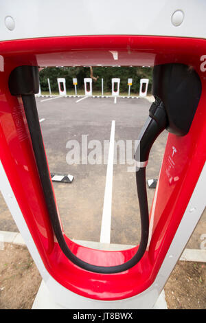 Newport Pagnell, UK. 7 Aug, 2017. Tesla Electric Car Ladegeräte neu in Newport Pagnell Services installiert, in der Nähe von Milton Keynes, UK warten auf Kunden in ihre Autos wie den Umstieg auf Elektroautos beschleunigt zu stopfen. Tesla Motors ist ein Unternehmen mit Sitz in Palo Alto, Kalifornien, das elektrische Autos. Es wurde im Jahr 2003 begonnen. Credit: Windmühle Bilder/Alamy leben Nachrichten Stockfoto