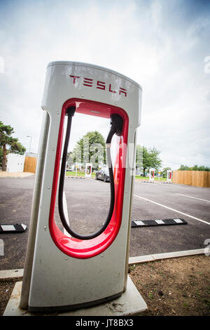 Newport Pagnell, UK. 7 Aug, 2017. Tesla Electric Car Ladegeräte neu in Newport Pagnell Services installiert, in der Nähe von Milton Keynes, UK warten auf Kunden in ihre Autos wie den Umstieg auf Elektroautos beschleunigt zu stopfen. Tesla Motors ist ein Unternehmen mit Sitz in Palo Alto, Kalifornien, das elektrische Autos. Es wurde im Jahr 2003 begonnen. Credit: Windmühle Bilder/Alamy leben Nachrichten Stockfoto