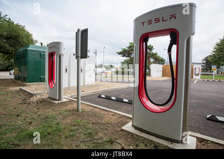 Newport Pagnell, UK. 7 Aug, 2017. Tesla Electric Car Ladegeräte neu in Newport Pagnell Services installiert, in der Nähe von Milton Keynes, UK warten auf Kunden in ihre Autos wie den Umstieg auf Elektroautos beschleunigt zu stopfen. Tesla Motors ist ein Unternehmen mit Sitz in Palo Alto, Kalifornien, das elektrische Autos. Es wurde im Jahr 2003 begonnen. Credit: Windmühle Bilder/Alamy leben Nachrichten Stockfoto