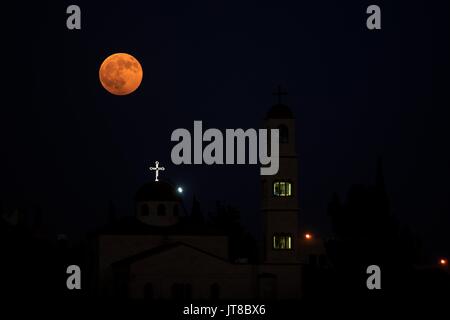 Amman. 7. August 2017. Foto aufgenommen am 7. August 2017 zeigt den Mond in einer katholischen Kirche nach der partiellen Mondfinsternis über Amman, Jordanien. Bildnachweis: Mohammad Abu Ghosh/Xinhua/Alamy Live-Nachrichten Stockfoto