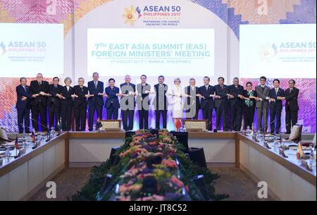 Manila, Philippinen. 7. August 2017. Chinesischen Außenminister Wang Yi (7. R) posiert für ein Gruppenfoto mit den Teilnehmern bei der 7. Ostasien Gipfel (EAS) Außenminister-Treffen in Manila, Philippinen, am 7. August 2017. Bildnachweis: Wang Shen/Xinhua/Alamy Live-Nachrichten Stockfoto