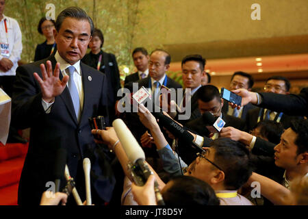 Manila, Philippinen. 7 Aug, 2017. Der chinesische Außenminister Wang Yi spricht mit Medien nach Teilnahme an einer Reihe von Treffen der Außenminister mit dem Verband Südostasiatischer Nationen (ASEAN), in Manila auf den Philippinen, Aug 7, 2017. Credit: rouelle Umali/Xinhua/Alamy leben Nachrichten Stockfoto