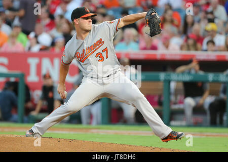 Anaheim, Kalifornien, USA. 07 Aug, 2017. August 7, 2017: Baltimore Orioles Krug Dylan Bundy (37) macht den Anfang für die Orioles im Spiel zwischen den Baltimore Orioles und Los Angeles Engel von Anaheim Angel Stadium in Anaheim, CA, Fotograf: Peter Joneleit Credit: Cal Sport Media/Alamy leben Nachrichten Stockfoto