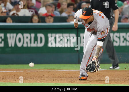 Anaheim, Kalifornien, USA. 07 Aug, 2017. August 7, 2017: Baltimore Orioles dritter Basisspieler Manny Machado (13) lädt einen grounder an Dritte im Spiel zwischen den Baltimore Orioles und Los Angeles Engel von Anaheim Angel Stadium in Anaheim, CA, Fotograf: Peter Joneleit Credit: Cal Sport Media/Alamy leben Nachrichten Stockfoto