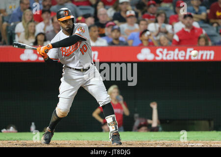 Anaheim, Kalifornien, USA. 07 Aug, 2017. August 7, 2017: Baltimore Orioles Mittelfeldspieler Adam Jones (10) die Augen eines eingehenden Tonhöhe in der Zone im Spiel zwischen den Baltimore Orioles und Los Angeles Engel von Anaheim Angel Stadium in Anaheim, CA, Fotograf: Peter Joneleit Credit: Cal Sport Media/Alamy leben Nachrichten Stockfoto