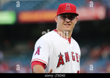 Anaheim, Kalifornien, USA. 07 Aug, 2017. August 7, 2017: Los Angeles Engel Mittelfeldspieler Mike Forelle (27) Lächeln, als er kommt aus dem Feld im Spiel zwischen den Baltimore Orioles und Los Angeles Engel von Anaheim Angel Stadium in Anaheim, CA, Fotograf: Peter Joneleit Credit: Cal Sport Media/Alamy leben Nachrichten Stockfoto