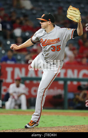 Anaheim, Kalifornien, USA. 07 Aug, 2017. August 7, 2017: Baltimore Orioles relief Pitcher Brad Brach (35) Plätze in der Entlastung für die Orioles im Spiel zwischen den Baltimore Orioles und Los Angeles Engel von Anaheim Angel Stadium in Anaheim, CA, Fotograf: Peter Joneleit Credit: Cal Sport Media/Alamy leben Nachrichten Stockfoto