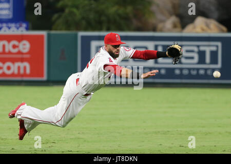 Anaheim, Kalifornien, USA. 07 Aug, 2017. August 7, 2017: Los Angeles Angels Third Baseman Kaleb Cowart (22) Tauchgänge, um zu versuchen, einen bloop Single im Spiel zwischen den Baltimore Orioles und Los Angeles Engel von Anaheim Angel Stadium in Anaheim, CA, Fotograf: Peter Joneleit Credit: Cal Sport Media/Alamy Leben Nachrichten zu fangen Stockfoto