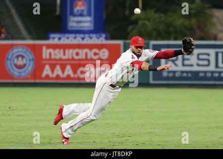 Anaheim, Kalifornien, USA. 07 Aug, 2017. August 7, 2017: Los Angeles Angels Third Baseman Kaleb Cowart (22) Tauchgänge, um zu versuchen, einen bloop Single im Spiel zwischen den Baltimore Orioles und Los Angeles Engel von Anaheim Angel Stadium in Anaheim, CA, Fotograf: Peter Joneleit Credit: Cal Sport Media/Alamy Leben Nachrichten zu fangen Stockfoto