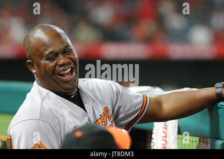 Anaheim, Kalifornien, USA. 07 Aug, 2017. August 7, 2017: Baltimore Orioles First Base Trainer Wayne Kirby (21) Aktien ein herzhaftes Lachen mit einem Spieler im Spiel zwischen den Baltimore Orioles und Los Angeles Engel von Anaheim Angel Stadium in Anaheim, CA, Fotograf: Peter Joneleit Credit: Cal Sport Media/Alamy leben Nachrichten Stockfoto