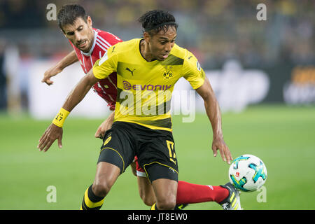 Javi Martinez (li., M) gegen Pierre-Emerick Aubameyang (DO), Aktion, Zweikampf, Fussball DFL-Supercup 2017, Borussia Dortmund (DO) - FC Bayern München (M), am 05.08.2017 in Dortmund/Deutschland. | Verwendung weltweit Stockfoto