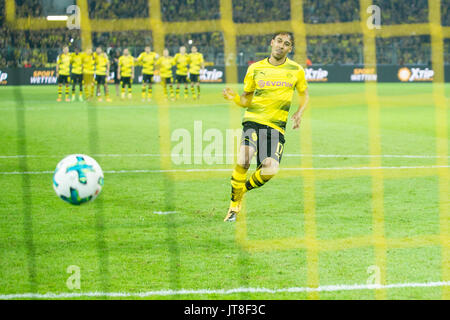 Pierre-Emerick Aubameyang (DO) schiesst einen Elfmeter, Aktion, Fussball DFL-Supercup 2017, Borussia Dortmund (DO) - FC Bayern München (M) 4:5 i. E., am 05.08.2017 in Dortmund/Deutschland. | Verwendung weltweit Stockfoto