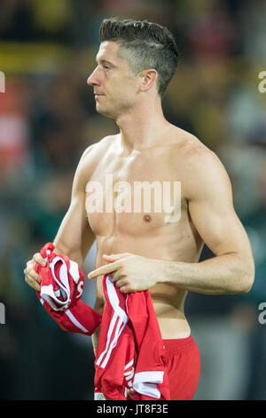 Robert Lewandowski (M) mit nacktem, freiem Oberkoerper, Oberkorper, Fussball DFL-Supercup 2017, Borussia Dortmund (DO) - FC Bayern München (M) 4:5 i. E., am 05.08.2017 in Dortmund/Deutschland. | Verwendung weltweit Stockfoto