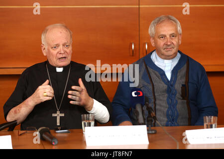 Ostrava, Tschechische Republik. 08 Aug, 2017. Bischof František Václav Lobkowicz (links) und Priester Kazimierz Hiltpold Sprechen während der Pressekonferenz des Ostrava-Opava Bistums in Brand und Wiederaufbau der niedergebrannten des Corpus Christi Kirche aus dem 16. Jahrhundert in Trinec-Guty findet in Ostrava, Tschechische Republik, am 8. August 2017. Credit: Petr Sznapka/CTK Photo/Alamy leben Nachrichten Stockfoto