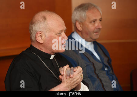 Ostrava, Tschechische Republik. 08 Aug, 2017. Bischof František Václav Lobkowicz (links) und Priester Kazimierz Hiltpold Sprechen während der Pressekonferenz des Ostrava-Opava Bistums in Brand und Wiederaufbau der niedergebrannten des Corpus Christi Kirche aus dem 16. Jahrhundert in Trinec-Guty findet in Ostrava, Tschechische Republik, am 8. August 2017. Credit: Petr Sznapka/CTK Photo/Alamy leben Nachrichten Stockfoto