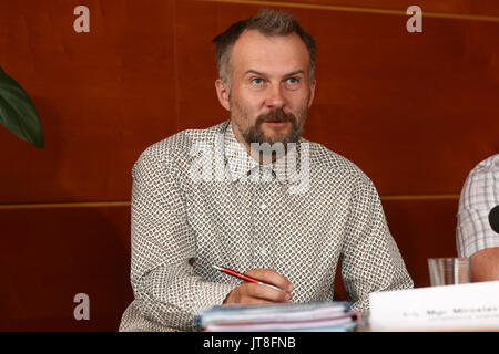 Ostrava, Tschechische Republik. 08 Aug, 2017. Miroslav Prikryl, Projekt Manager, der für den Wiederaufbau im Jahr 2002 arbeitete, spricht während der Pressekonferenz des Ostrava-Opava Bistums in Brand und Wiederaufbau der niedergebrannten des Corpus Christi Kirche aus dem 16. Jahrhundert in Trinec-Guty findet in Ostrava, Tschechische Republik, am 8. August 2017. Credit: Petr Sznapka/CTK Photo/Alamy leben Nachrichten Stockfoto