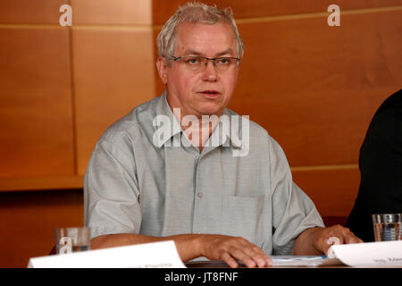 Ostrava, Tschechische Republik. 08 Aug, 2017. Zdenek Miketa, Leiter einer wirtschaftlichen Verwaltung der Ostrava-Opava Bischofschaft, spricht während der Pressekonferenz des Ostrava-Opava Bistums in Brand und Wiederaufbau der niedergebrannten des Corpus Christi Kirche aus dem 16. Jahrhundert in Trinec-Guty findet in Ostrava, Tschechische Republik, am 8. August 2017. Credit: Petr Sznapka/CTK Photo/Alamy leben Nachrichten Stockfoto