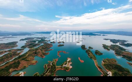 Jingdezhen. 7 Aug, 2017. Luftbild 7 genommen am 12.08.2017, zeigt die Landschaft des Qiandao Lake, oder Thousand-Island See, in Jingdezhen County, im Osten der chinesischen Provinz Zhejiang. Der See umfasst 573 Quadratkilometer, und ist die Heimat von 114 bekannten Fischarten, mit einem Geschäftswert von über 4 Milliarden Yuan (600 Millionen US-Dollar). Credit: Zhang Cheng/Xinhua/Alamy leben Nachrichten Stockfoto