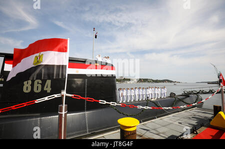 Vice Admiral Ahmed Khaled, der Oberbefehlshaber der ägyptischen Marine, commodore Mohamed El Sherbeng, der Kommandant von U-Boot-Flotte des Landes und Sherif Mokhtar, Kapitän der jüngsten Akquisition der Flotte, das in Deutschland gebaute S42, auf dem Turm der S42-u-Boot von ThyssenKrupp Marine Systems für die ägyptische Marine während einer feierlichen Übergabe des Schiffes in Kiel, Deutschland, 8. August 2017 hergestellt. Das U-Boot ist die zweite von vier für den Nordafrikanischen Republik abgeschlossen werden. Die erste U-Boot war nur über acht Monate zuvor abgeschlossen. Foto: Christian Charisius/dpa Stockfoto