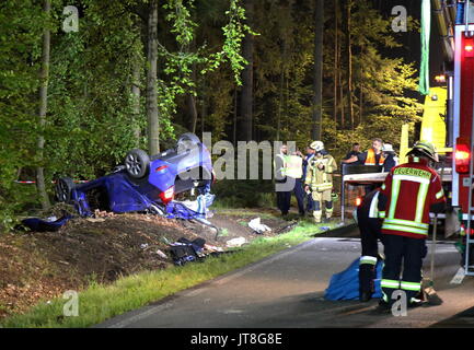 Einem zerknitterten Auto liegt auf dem Dach im Graben neben der Straße draußen Fichtelberg, Deutschland, 2. August 2017. Zwei Menschen wurden bei einem Unfall auf der Straße, nachdem der Fahrer eines Pkw verlor die Kontrolle über das Fahrzeug in einer Kurve getötet und prallte gegen einen Baum. Foto: Fricke/dpa Stockfoto