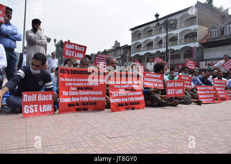 JKCC halten Stille sitzen Protest am Clock Tower Lal Chowk Jammu Kashmir Cordination Commitie eine Stunde stille Sitzen Protest am Clock Tower Lal Chowk Zentrale Kaschmir Srinagar gegen GST, S Erweiterung um Jammu und Kaschmir Halten und Übergabe der steuerlichen Autonomie durch den Zustand Govt über GST ist niemals akzeptabel für die Menschen J&K als Freie Wirtschaftszone und Rolle zurück von gst erklären... Lage; Srinagar in Kaschmir Indien. Datum; 08 - August - 2017 Stockfoto