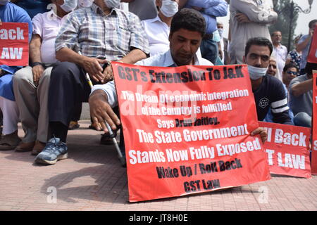 JKCC halten Stille sitzen Protest am Clock Tower Lal Chowk Jammu Kashmir Cordination Commitie eine Stunde stille Sitzen Protest am Clock Tower Lal Chowk Zentrale Kaschmir Srinagar gegen GST, S Erweiterung um Jammu und Kaschmir Halten und Übergabe der steuerlichen Autonomie durch den Zustand Govt über GST ist niemals akzeptabel für die Menschen J&K als Freie Wirtschaftszone und Rolle zurück von gst erklären... Lage; Srinagar in Kaschmir Indien. Datum; 08 - August - 2017 Stockfoto