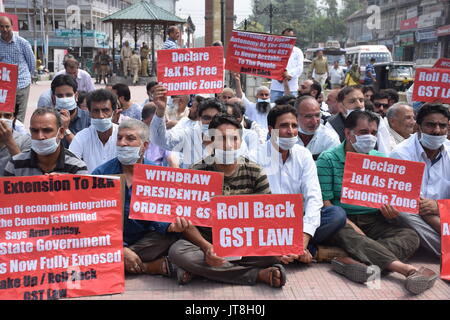 JKCC halten Stille sitzen Protest am Clock Tower Lal Chowk Jammu Kashmir Cordination Commitie eine Stunde stille Sitzen Protest am Clock Tower Lal Chowk Zentrale Kaschmir Srinagar gegen GST, S Erweiterung um Jammu und Kaschmir Halten und Übergabe der steuerlichen Autonomie durch den Zustand Govt über GST ist niemals akzeptabel für die Menschen J&K als Freie Wirtschaftszone und Rolle zurück von gst erklären... Lage; Srinagar in Kaschmir Indien. Datum; 08 - August - 2017 Stockfoto