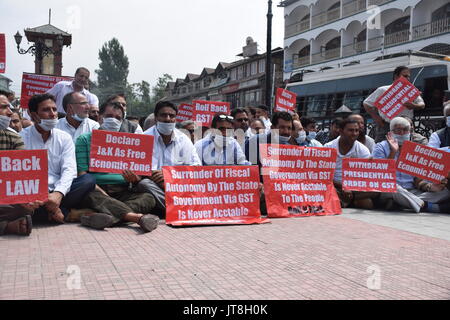 JKCC halten Stille sitzen Protest am Clock Tower Lal Chowk Jammu Kashmir Cordination Commitie eine Stunde stille Sitzen Protest am Clock Tower Lal Chowk Zentrale Kaschmir Srinagar gegen GST, S Erweiterung um Jammu und Kaschmir Halten und Übergabe der steuerlichen Autonomie durch den Zustand Govt über GST ist niemals akzeptabel für die Menschen J&K als Freie Wirtschaftszone und Rolle zurück von gst erklären... Lage; Srinagar in Kaschmir Indien. Datum; 08 - August - 2017 Stockfoto