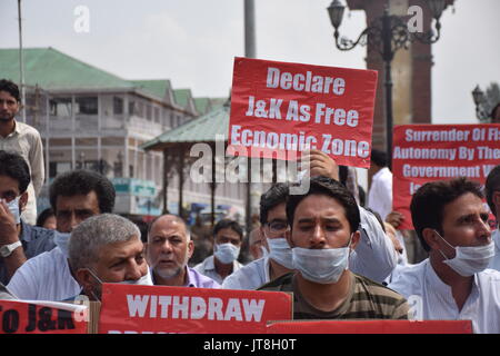 JKCC halten Stille sitzen Protest am Clock Tower Lal Chowk Jammu Kashmir Cordination Commitie eine Stunde stille Sitzen Protest am Clock Tower Lal Chowk Zentrale Kaschmir Srinagar gegen GST, S Erweiterung um Jammu und Kaschmir Halten und Übergabe der steuerlichen Autonomie durch den Zustand Govt über GST ist niemals akzeptabel für die Menschen J&K als Freie Wirtschaftszone und Rolle zurück von gst erklären... Lage; Srinagar in Kaschmir Indien. Datum; 08 - August - 2017 Stockfoto