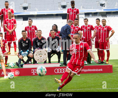 München, Deutschland. 8 Aug, 2017. FC Bayern München Spieler Franck Ribery kickt den Ball in Richtung der Fotograf auf der offiziellen Team Foto der Gruppe in der Allianz Arena in München, Deutschland, 8. August 2017. Foto: Peter Kneffel/dpa/Alamy leben Nachrichten Stockfoto