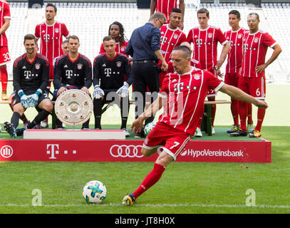 München, Deutschland. 8 Aug, 2017. FC Bayern München Spieler Franck Ribery kickt den Ball in Richtung der Fotograf auf der offiziellen Team Foto der Gruppe in der Allianz Arena in München, Deutschland, 8. August 2017. Foto: Peter Kneffel/dpa/Alamy leben Nachrichten Stockfoto