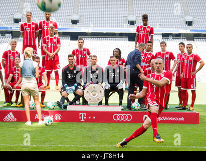 München, Deutschland. 8 Aug, 2017. FC Bayern München Spieler Franck Ribery kickt den Ball in Richtung der Fotograf auf der offiziellen Team Foto der Gruppe in der Allianz Arena in München, Deutschland, 8. August 2017. Foto: Peter Kneffel/dpa/Alamy leben Nachrichten Stockfoto