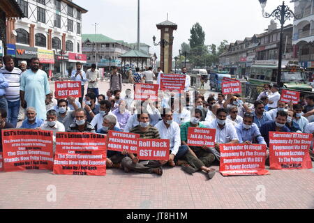 JKCC halten Stille sitzen Protest am Clock Tower Lal Chowk Jammu Kashmir Cordination Commitie eine Stunde stille Sitzen Protest am Clock Tower Lal Chowk Zentrale Kaschmir Srinagar gegen GST, S Erweiterung um Jammu und Kaschmir Halten und Übergabe der steuerlichen Autonomie durch den Zustand Govt über GST ist niemals akzeptabel für die Menschen J&K als Freie Wirtschaftszone und Rolle zurück von gst erklären... Lage; Srinagar in Kaschmir Indien. Datum; 08 - August - 2017 Stockfoto