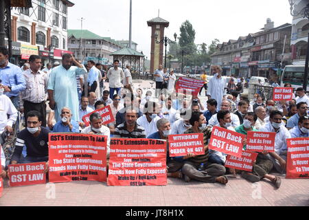 JKCC halten Stille sitzen Protest am Clock Tower Lal Chowk Jammu Kashmir Cordination Commitie eine Stunde stille Sitzen Protest am Clock Tower Lal Chowk Zentrale Kaschmir Srinagar gegen GST, S Erweiterung um Jammu und Kaschmir Halten und Übergabe der steuerlichen Autonomie durch den Zustand Govt über GST ist niemals akzeptabel für die Menschen J&K als Freie Wirtschaftszone und Rolle zurück von gst erklären... Lage; Srinagar in Kaschmir Indien. Datum; 08 - August - 2017 Stockfoto