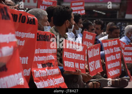 JKCC halten Stille sitzen Protest am Clock Tower Lal Chowk Jammu Kashmir Cordination Commitie eine Stunde stille Sitzen Protest am Clock Tower Lal Chowk Zentrale Kaschmir Srinagar gegen GST, S Erweiterung um Jammu und Kaschmir Halten und Übergabe der steuerlichen Autonomie durch den Zustand Govt über GST ist niemals akzeptabel für die Menschen J&K als Freie Wirtschaftszone und Rolle zurück von gst erklären... Lage; Srinagar in Kaschmir Indien. Datum; 08 - August - 2017 Stockfoto