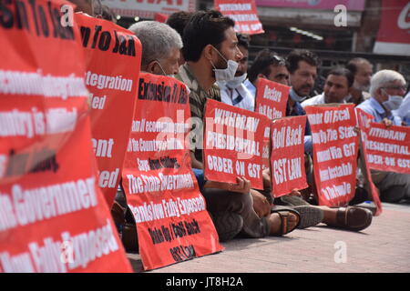 JKCC halten Stille sitzen Protest am Clock Tower Lal Chowk Jammu Kashmir Cordination Commitie eine Stunde stille Sitzen Protest am Clock Tower Lal Chowk Zentrale Kaschmir Srinagar gegen GST, S Erweiterung um Jammu und Kaschmir Halten und Übergabe der steuerlichen Autonomie durch den Zustand Govt über GST ist niemals akzeptabel für die Menschen J&K als Freie Wirtschaftszone und Rolle zurück von gst erklären... Lage; Srinagar in Kaschmir Indien. Datum; 08 - August - 2017 Stockfoto