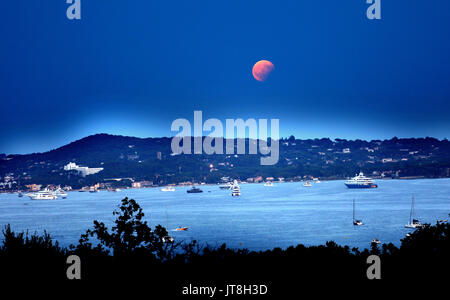 St Tropez. 7. August 2017. Boote beobachten Mondfinsternis über die Bucht, die aus dem Golfe von St Tropez heute Abend. Die Eclipse hat die Schuld für die luzifer Hitzewelle und einige der Waldbrände, die britische Urlauber im Bereich Pic von Gavin Rodgers/Pixel 8000 Ltd Credit: Gavin Rodgers/Alamy Leben Nachrichten beunruhigt haben. Stockfoto