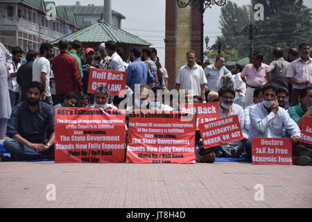 JKCC halten Stille sitzen Protest am Clock Tower Lal Chowk Jammu Kashmir Cordination Commitie eine Stunde stille Sitzen Protest am Clock Tower Lal Chowk Zentrale Kaschmir Srinagar gegen GST, S Erweiterung um Jammu und Kaschmir Halten und Übergabe der steuerlichen Autonomie durch den Zustand Govt über GST ist niemals akzeptabel für die Menschen J&K als Freie Wirtschaftszone und Rolle zurück von gst erklären... Lage; Srinagar in Kaschmir Indien. Datum; 08 - August - 2017 Stockfoto