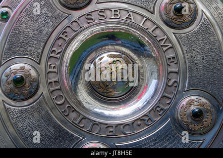 München, Deutschland. 8 Aug, 2017. München, Deutschland. 8 Aug, 2017. Der Deutsche Fußball-Bund (DFB) Meisterschaft Schild auf der offiziellen Team Foto Veranstaltung des FC Bayern München in der Allianz Arena in München, Deutschland, 8. August 2017. Foto: Peter Kneffel/dpa/Alamy leben Nachrichten Stockfoto